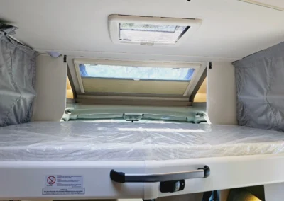 Carado T448 kemperio nuleidžiama dvivietė lova priekinėje dalyje