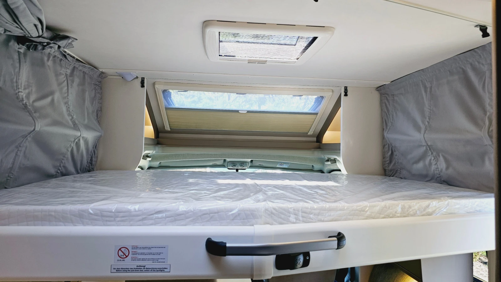 img_1812 Carado T448 kemperio nuleidžiama dvivietė lova priekinėje dalyje