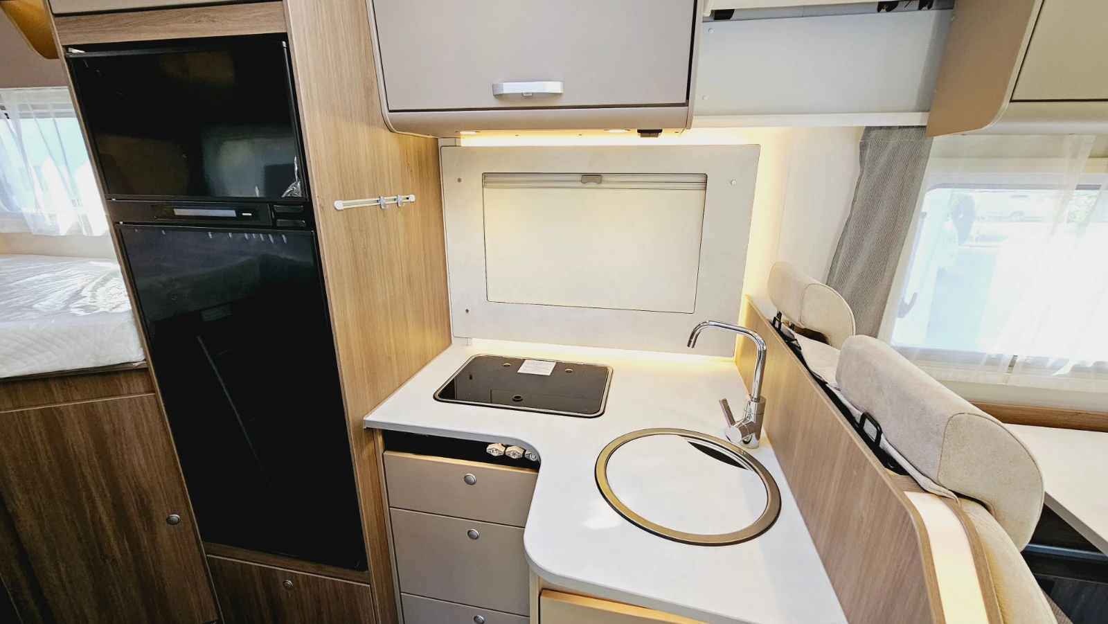 img_1814 Carado T448 kemperio virtuvė su dujine virykle, kriaukle ir dideliu šaldytuvu