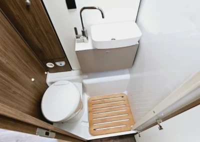 Carado T448 kemperio vonios kambarys su tualetu, praustuvu ir dušu