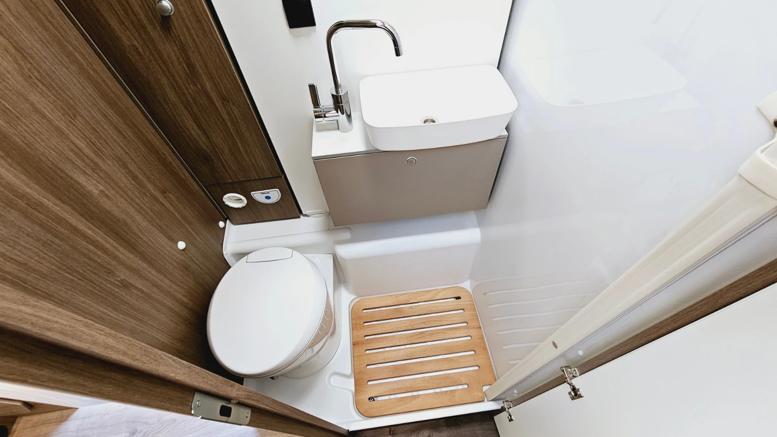 img_1817 Carado T448 kemperio vonios kambarys su tualetu, praustuvu ir dušu