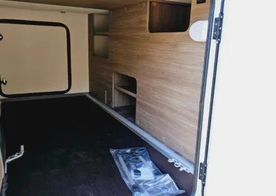 Didelis Carado T448 kemperio bagažo skyrius su lentynomis