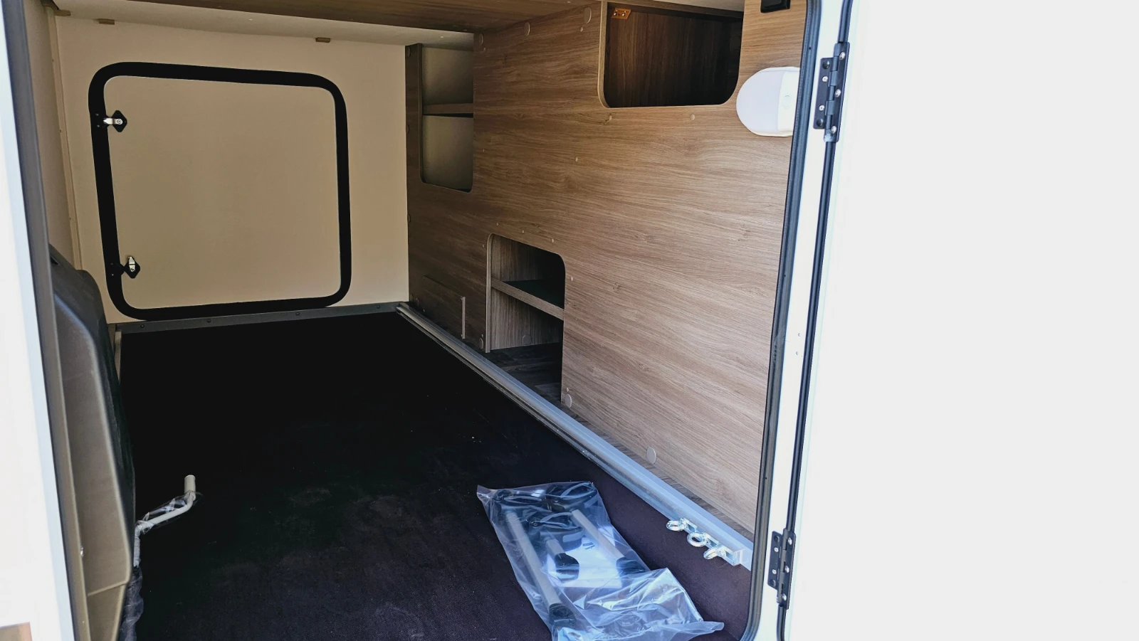 img_1820 Didelis Carado T448 kemperio bagažo skyrius su lentynomis